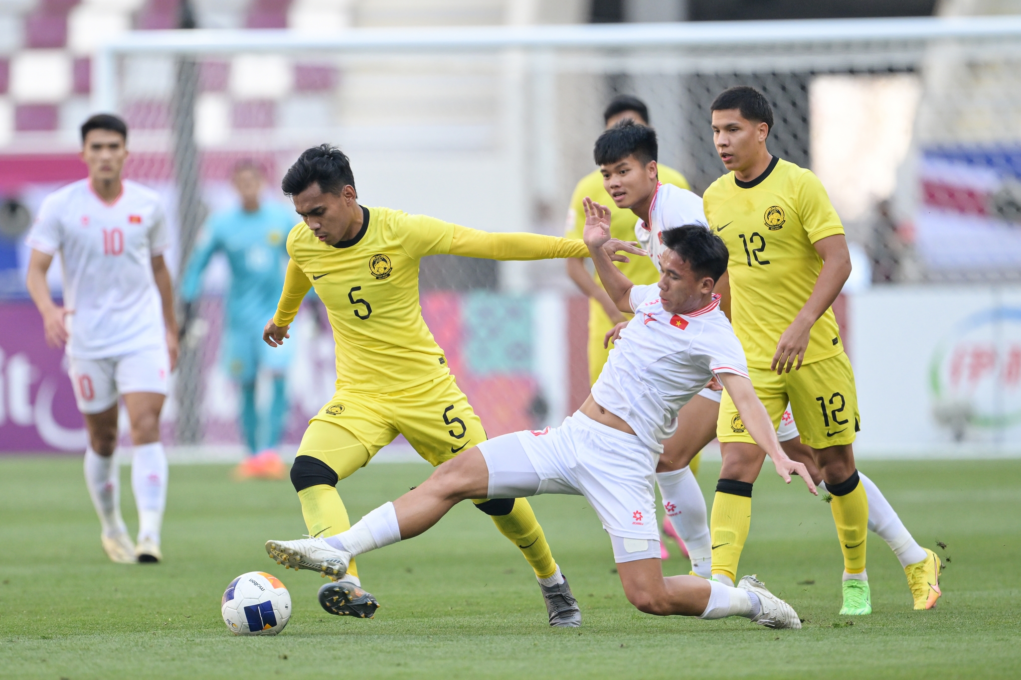 HLV Kim Sang Sik bất ngờ cho tân binh ra mắt trước Lào